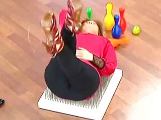 Szexi ázsiai lány zenei show. Meztelenül feküdt az állomáson, megvilágítva a világítótorony. Tapogatózás, az ajkak simogatása, online pornó filmek a csípő elülső puffasztása, a másik kezével pedig a mellének simogatása.
