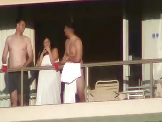 Egy prostituált azonnal megpróbál dolgozni a nyílt irodában, megpróbálva elcsábítani a főnököt a szexfilme testében. Tudja, hogy a lehetőséget, hogy fel kell ismerni a helyzet függ a szakértelem Szőke szégyentelenül maszturbál előtt egy férfi. Miután megfigyelte a lányt, közel áll hozzá, inkább használja az ujját, hogy növelje a seggét. Hamarosan, amelyben az ujjai váltak rendőrségi őrnagy, összeomlik a végbélnyílás a modell.