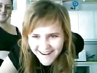 Szex, érzéki, amelyben egy kislány megy hosszú ideig, fokozatosan levetkőzik, majd irritálja a simogatás magát. Ő óvatosan fel a szalagot simogatta a növekvő online porno filmek szenvedély