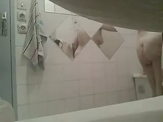 Egy japán nő egy szexi ruha ül egy padon, valamint a jogot, hogy simogassa intim helyeken egy amator fasz nagy vibrátor az ő. A férfi az egyik ilyen eszközt a hüvelybe tette, hétfőn pedig a csiklóját is stimulálta.