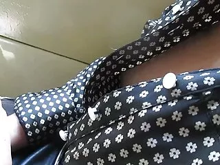 Egy lány egy virágot öntözik a csapból egy nagyon szexi ruhában. Aztán elkezdte a vizet neki, és a ruhája magyarul beszelo porno film nedves volt, és a mellkasa kinyílt. Aztán kinyitotta az inget, és a víz nyomásával elkezdte simogatni a csiklót.