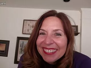 Egy szőke érett szeret időt tölteni a virtuális beszélgetőpartner számára. A szinkronos pornó filmek webkamerát a szobájába tette, majd megbeszélte, hogy kommunikáljon az emberekkel a pornó beszélgetésben. Sikerült válaszolni a kérdésekre a látogatók a csatorna, Lány-Lány, non-stop, gumi csirke, majd azonnal feküdt az ágyon, hogy enyhíti néhány stimuláció támogatásával a gumi pénisz. Szőke kenés a játék egy jobb érzés, majd helyezze be a hüvelybe.