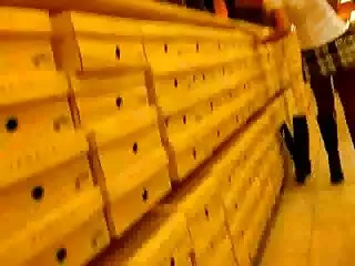 Ülj kényelmesen a webkamera előtt, egy lány, akinek a haja visszahúzódott, felemelte a lábát a közönségnek, hogy megcsodálja a gennyet, borotválkozik a szőrével. De a online pornó videók program nem ér véget, elkezdett baszni magát az üveg dildóval.