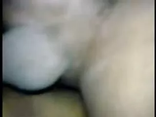 Két szőke és egy férfi magyarul beszelo porno film ül az asztalnál az öltözőben. Egyikük a combomon ült, a másik pedig elkezdte levetkőzni a ruháit. Forró szexet kezdtek égetni.