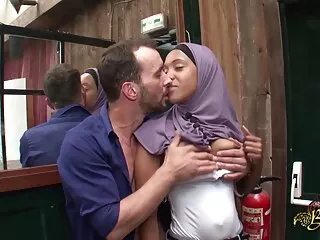 Két leszbikus nagyon kövér, nagyon akar szex. Végtére is, senki sem felel meg mindenkinek, mert anime porno magyarul senki sem hajlandó megtenni. Ezért úgy döntöttek, hogy kielégítik magukat, valami mást csinálnak . Nyalogatják a zsíros melleket, a cellulit mellét.