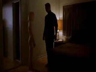 Egy meztelen videa maszti fiatal lány, aki maszkot visel a lencse előtt. Egy gyermek jelenik meg a keretben. A lány veszi a férfi péniszét, majd elkezdett szopni. Aztán üljön az arcára.