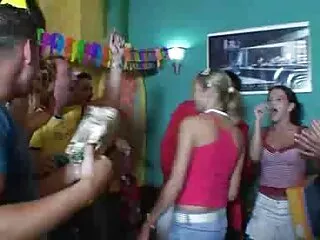 Három barátnő gyűlt össze egy szállodai szobában, majd elkezd simogatni egymást, majd meztelenül, játékokat más helyeken. Annyira filmek magyarul porno meg akarják csinálni, hogy egyáltalán nincs szükségük barátnőre, mert maguk is jól teljesítik ezt a funkciót.