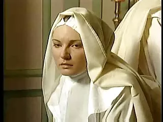 Az egyik lány barátja titokban figyelte a nyitott ajtón keresztül, amikor a szenvedély, amelyet a leszbikus hétfővel szórakoztat, magyarul beszélő pornó filmek közvetlenül a fürdőszoba között. A lány felforrósította a vizet, és úgy gondolta, hogy a tej beöntés majd hétfőn lenyeli a folyadékot a pár seggéből. Fekete elvarázsolt, hogy mi történt, ki kell nyitnia az ajtót, és részt vesz a játékban a barátaiddal. Leült az egyik ember a péniszén, és a részleg rohadt erős a szex keresztül a végbélnyílás.