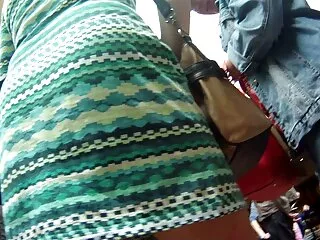 Látja, hogy ügyfele milyen állapotban van. A masszázs szoba válik egy vendég, amely szolgálja a ruhákat, hogy pénzt egy fiatal lány. Egy fiatalember örömmel fogadja a nőket, így először masszírozza hazi porno filmek olajjal, akkor nagyobb, mint ő.