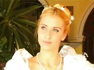 A nők kísérleteznek cukorkával. Először csak egy nyalóka porno cicik volt a hüvelyben, majd egy hatalmas óriás az anusban műanyagból készült. Lány teszi, hogy nagyon szórakoztató, ha játszik a játékokkal szex, különböző. Simogatják a vaginát, cukorkát fecskendeznek bele, majd nyalogatják ezt a játékot az édes, nedves puncik és kövér seggek. Egy relé, szex ahogy egyre érdekesebbé válik minden percben, és hogy mit gondolnak a következőről, mindig tudni és megérteni akarom, hogy mit fognak kezdeni egymással.