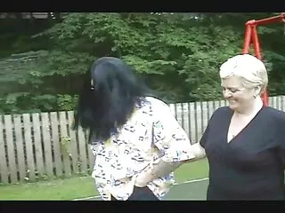Fiatal fiú, magyarul beszelo porno film aki úgy döntött, hogy az összes pénzt a klubban tölti. Ott egy táncos alkalmazott, kövér emberek készek kísérletezni gazdag ügyfelekkel. Nő kézen fogva a tippeket az ujjaikat, majd, hogy tartsa a tároló srác. Úgy döntött, hogy a személyzet a kikapcsolódás a személyzet, amíg orgazmus, de nincs tapasztalata cselekedni ő csak csökkenti az eufória a zsír az ő. Amint eltávolítja a kezét, a helyes irányba halad, és a szélhámos sugara, aki megpróbálta elvenni a lányt.